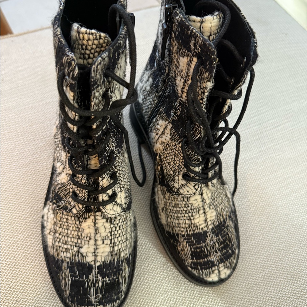 New Tory Burch MILLER Lug Sole Tweed Leather 50 mm Bootie Combat Boots Size 5 - Picture 2 of 5